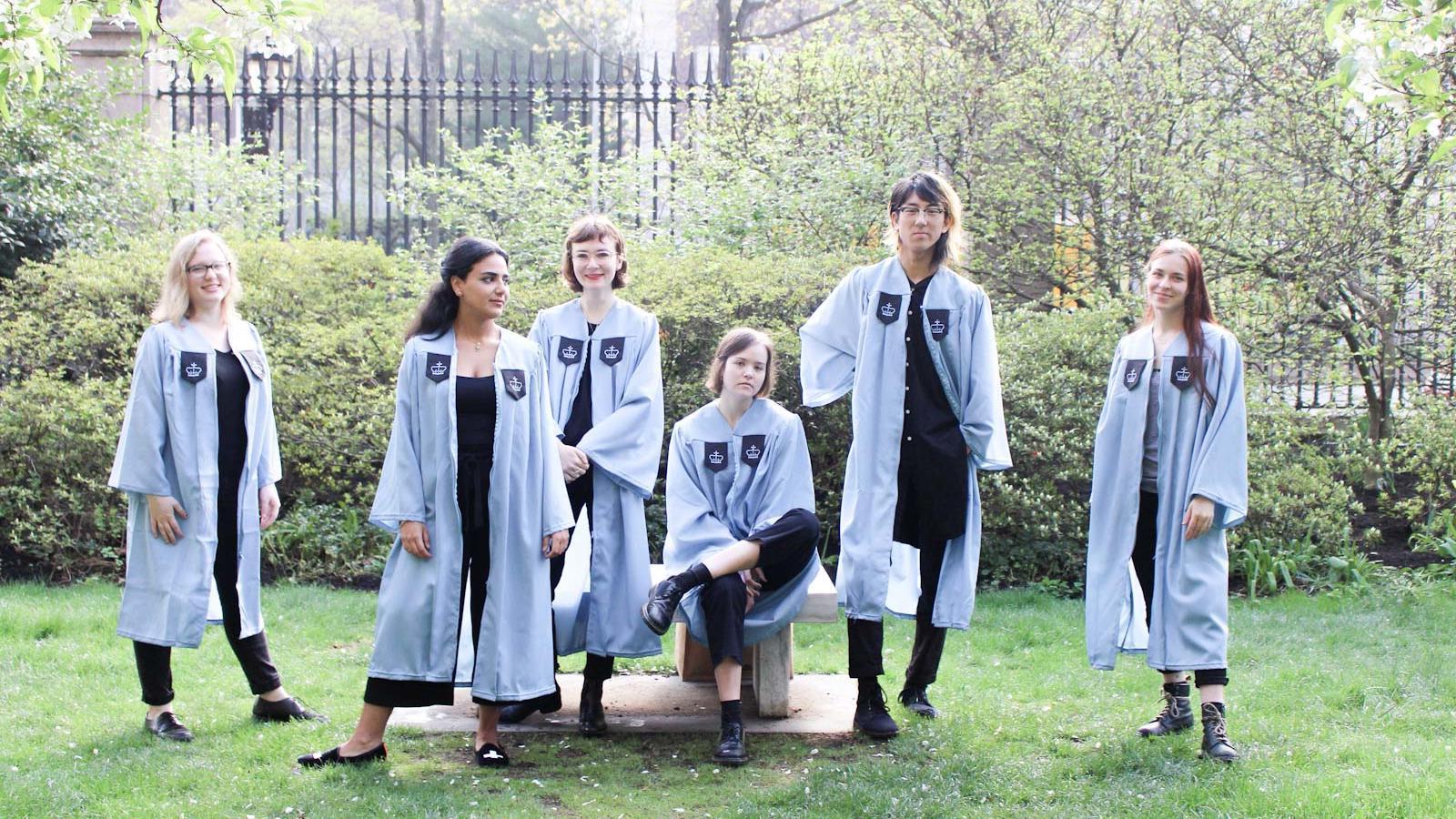 世界十大电子游戏平台绿色的校园里，6名穿着浅蓝色毕业袍的年轻女子